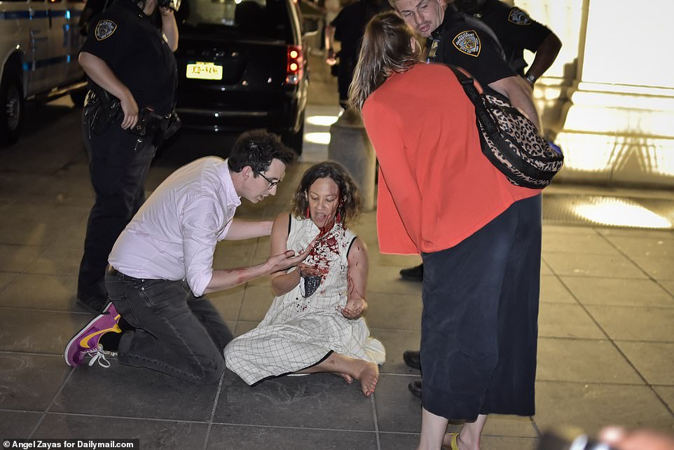 Una mujer fue cortada en la cara en Washington Square Park el viernes por la noche después de que, según informes, se enfrentara a los asistentes a la fiesta.