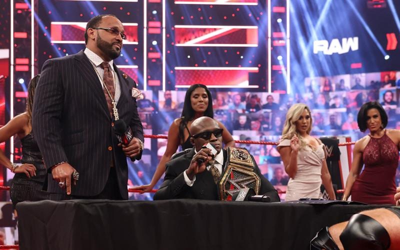 Reveladas las identidades de las damas de Bobby Lashley en WWE RAW
