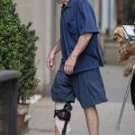 Se ve mal: Robert De Niro fue visto con un gran aparato ortopédico de metal en su pierna derecha mientras ingresaba a un edificio en la ciudad de Nueva York el lunes.