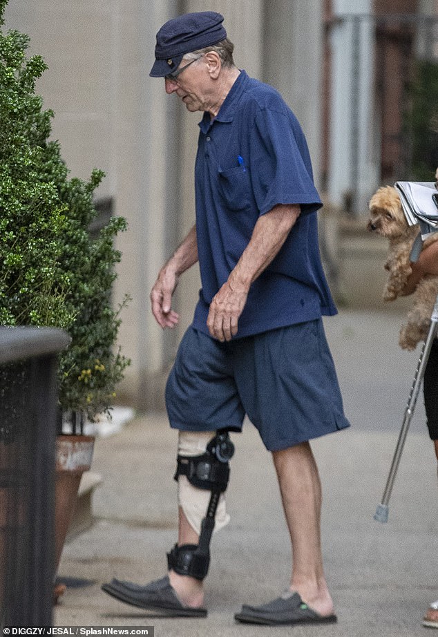 Se ve mal: Robert De Niro fue visto con un gran aparato ortopédico de metal en su pierna derecha mientras ingresaba a un edificio en la ciudad de Nueva York el lunes.