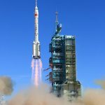La nave espacial Shenzhou-12 se lanza desde el Centro de Lanzamiento de Satélites de Jiuquan el 17 de junio de 2021 en Jiuquan, provincia de Gansu de China, transportada en el cohete Long March-2F, a la estación espacial china Tiangong.