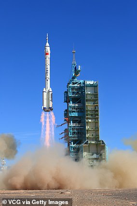 La nave espacial Shenzhou-12 se lanza desde el Centro de Lanzamiento de Satélites de Jiuquan el 17 de junio de 2021 en Jiuquan, provincia de Gansu de China, transportada en el cohete Long March-2F, a la estación espacial china Tiangong.