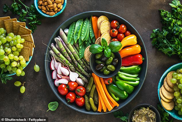 Tener un almuerzo a base de frutas, verduras para la cena (como el plato que se muestra en la imagen) y no comer bocadillos con almidón como patatas fritas es la clave para prevenir el cáncer y las enfermedades cardíacas, encontró un estudio