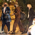 ¡Fiesta de tres!  Sarah Paulson disfruta de una cena con su pareja Holland Taylor y su amiga Diane Keaton en Beverly Hills el jueves por la noche.