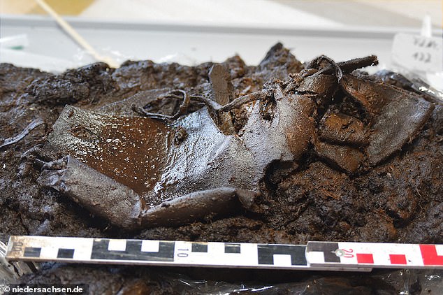 Un zapato de cuero que se perdió en un pantano hace 2.000 años fue encontrado por arqueólogos que creen que pudo haberse resbalado del pie del propietario cuando accidentalmente pisó el barro.