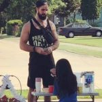 Seth Rollins se vuelve viral después de visitar el puesto de limonada de Little Girl