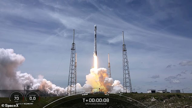 El cohete de 70 metros de altura, coronado con el GPS III SV05, encendió sus nueve motores Merlin a las 12:10 pm ET en el Complejo de Lanzamiento 40 de la Estación de la Fuerza Espacial de Cabo Cañaveral.