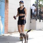 Fuera de casa: Tessa Thompson volvió fácilmente a su rutina mientras mostraba sus increíbles abdominales mientras paseaba a su perro en Los Ángeles el martes.
