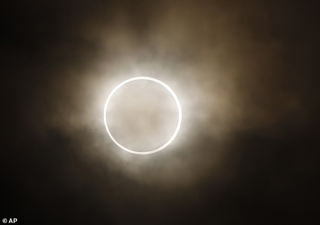 Un raro eclipse solar de 'anillo de fuego' proyectará una sombra sobre Rusia y Canadá la próxima semana cuando la Luna pase entre la Tierra y el Sol, dejando un borde de luz.