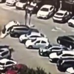 Este es el momento en que tres autos fueron tragados por un sumidero en el estacionamiento de un hospital de Jerusalén el lunes por la tarde.