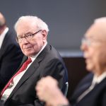 Warren Buffett dice que la pandemia ha tenido un impacto 'extremadamente desigual' y aún no ha terminado