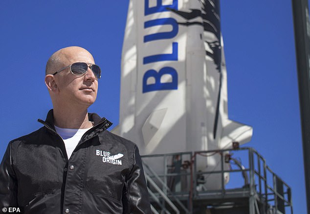 ¡Fuera de este mundo!  Mystery Adventurer paga £ 20 millones para hacer un viaje al espacio con Jeff Bezos