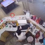 Las imágenes capturaron el momento en que una bola blanca de billar golpeó a una mujer entre los ojos después de rebotar en una mesa en Macheng, China