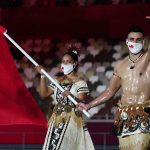 Abanderado viral de Tonga regresa para los Juegos Olímpicos de Tokio y con competencia
