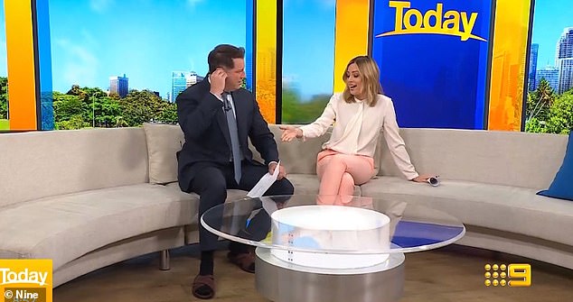 Ally Langdon de Today Show, de 42 años, sorprende a Karl Stefanovic mientras hace una broma para adultos