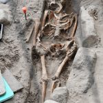 Se han encontrado hasta 200 esqueletos en total, a solo unos metros de la bahía de Whitesands.  La erosión natural y las tormentas expusieron las tumbas antes de que se llevaran a cabo los trabajos de excavación.
