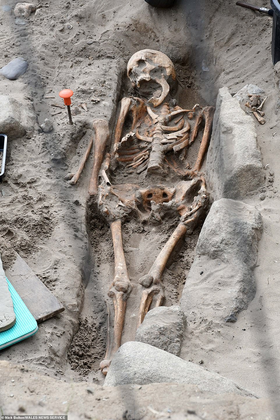 Se han encontrado hasta 200 esqueletos en total, a solo unos metros de la bahía de Whitesands.  La erosión natural y las tormentas expusieron las tumbas antes de que se llevaran a cabo los trabajos de excavación.
