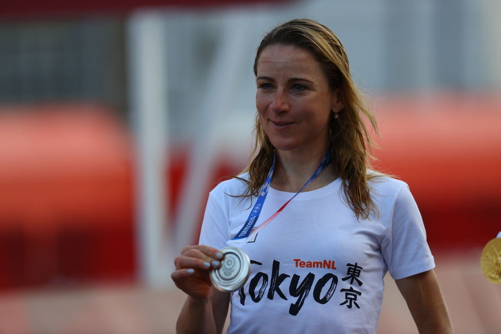 Annemiek van Vleuten cierra un capítulo del viaje olímpico con la medalla de plata en la carrera
