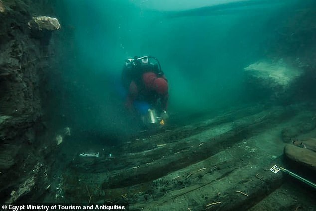Los arqueólogos han desenterrado un naufragio de 2.200 años de antigüedad, junto con los restos de un área funeraria, en el mar Mediterráneo que se hundió después de ser golpeado con 'enormes bloques' del templo de Amón.