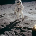 Para crear el panorama, el artista Michael Ranger, que usa rg1213, hizo zoom en el reflejo de la superficie lunar en la visera de Buzz Aldrin en esta imagen icónica tomada por Neil Armstrong y 'desenvuelta'