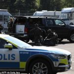 En la imagen: las fuerzas policiales de la unidad especial son vistas por un automóvil estacionado fuera de la prisión de Hallby cerca de Eskilstuna, Suecia, el 21 de julio de 2021, donde dos guardias de la prisión han sido tomados como rehenes.