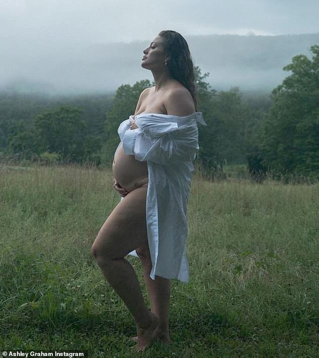Buenas noticias: la supermodelo Ashley Graham está embarazada de su segundo hijo.  La favorita de Vogue, de 33 años, compartió la noticia en Instagram el martes que dijo que estaba emocionada de comenzar un nuevo capítulo.  Ella también mostró su panza desnuda mientras una camisa blanca se le caía de los hombros.