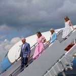 El presidente Joe Biden (izquierda) sale del Air Force One con su nieta Finnegan Biden, su amiga (extrema derecha) y la primera dama Jill Biden