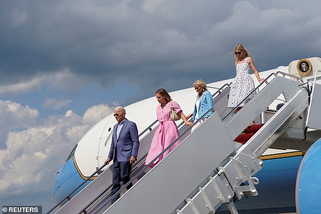 El presidente Joe Biden (izquierda) sale del Air Force One con su nieta Finnegan Biden, su amiga (extrema derecha) y la primera dama Jill Biden