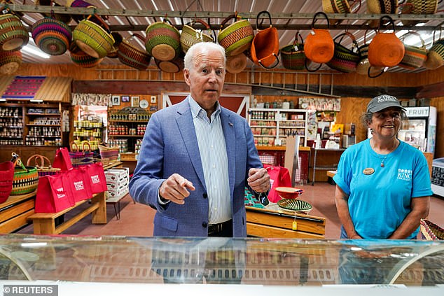 Joe Biden advirtió que Estados Unidos tomará represalias si descubre que Rusia estuvo detrás del ciberataque masivo que afectó al menos a 200 empresas en el período previo al fin de semana del 4 de julio.  Biden hablando en una tienda de cultivo de cerezas en Central Lake, Michigan el sábado