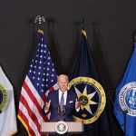 El presidente Biden dijo que las vacunas COVID-19 obligatorias para los trabajadores federales estaban 'bajo consideración' durante una visita a la Oficina del Director de Inteligencia Nacional en McLean, VA