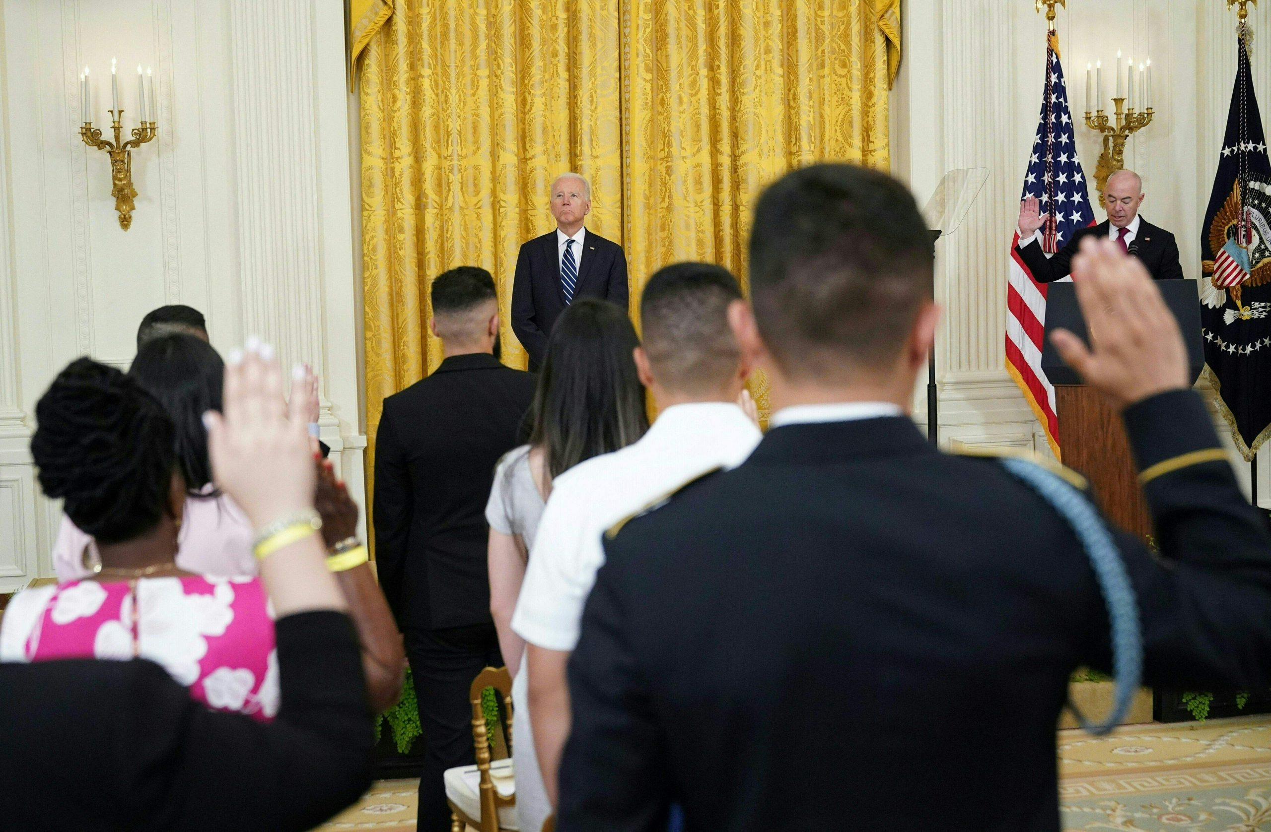 Biden recibe a 21 nuevos ciudadanos estadounidenses en la ceremonia de naturalización de la Casa Blanca
