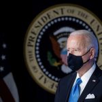 Biden usará mascarilla en interiores donde se aplica la nueva guía de los CDC, pide a todos los estadounidenses que hagan lo mismo