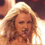 Britney Spears despierta preocupación en los fanáticos mientras masajea los senos desnudos en Instagram