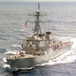El USS Benfold (en la foto) ingresó el lunes a las aguas en disputa cerca de las islas Paracel, que China reclama como su propio territorio.