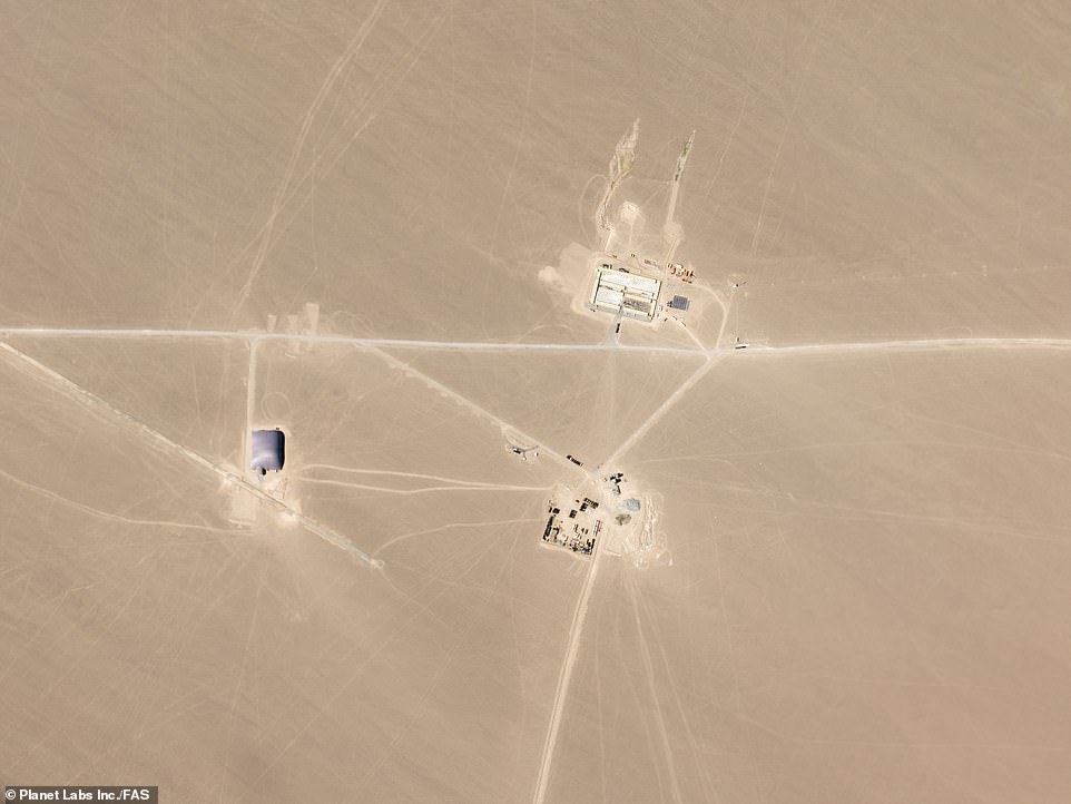 Imágenes de satélite han revelado una nueva base de misiles chinos en construcción en el desierto cerca de Hami, en la provincia norteña de Xinjiang, con carpas distintivas erigidas sobre los silos en construcción (en la foto de la izquierda).