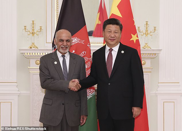 China ha estado esperando entre bastidores para hacer un trato con Kabul, y ahora que los estadounidenses se han ido, son libres de hacerlo.  En la imagen, el presidente afgano, Mohammad Ashraf Ghani, a la izquierda, y el presidente chino, Xi Jinping, a la derecha.