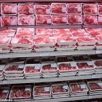 Comer carne roja y procesada como tocino, salchichas y jamón puede aumentar significativamente el riesgo de desarrollar enfermedades cardíacas, reveló un nuevo estudio a gran escala.