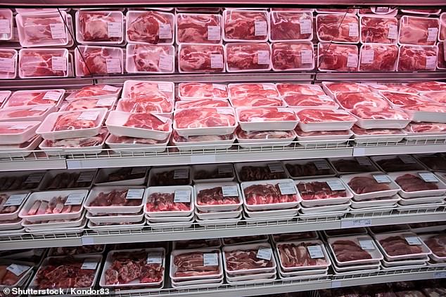 Comer carne roja y procesada como tocino, salchichas y jamón puede aumentar significativamente el riesgo de desarrollar enfermedades cardíacas, reveló un nuevo estudio a gran escala.