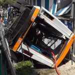 En la imagen: Una vista de la escena de un accidente, donde un minibús que transportaba a una docena de personas se salió de una carretera y se estrelló y cayó alrededor de 20 pies, en la isla de Capri, en el sur de Italia, el 22 de julio de 2021.