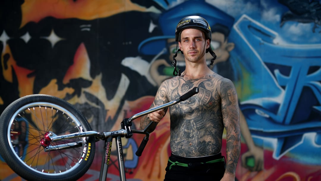 Conoce a Logan Martin, el padre tatuado que es el ciclista campeón mundial de BMX freestyle