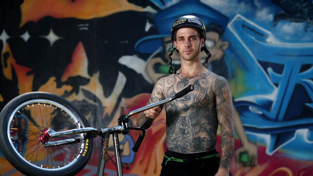 Conoce a Logan Martin, el padre tatuado que es el ciclista campeón mundial de BMX freestyle
