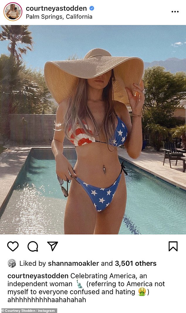 Estrellas y rayas: Courtney Stodden, de 26 años, lució sus curvas en un bikini rojo, blanco y azul para celebrar el 4 de julio el domingo.  'Celebrando a Estados Unidos, una mujer independiente (refiriéndose a Estados Unidos, no a mí mismo, a todos confundidos y odiados)', escribieron.