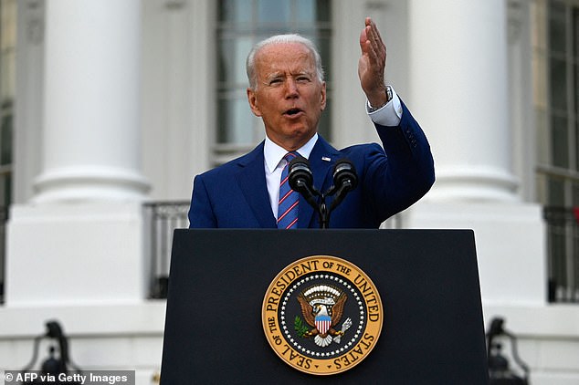 Joe Biden celebró la 'independencia de COVID-19' durante su discurso del 4 de julio en la Casa Blanca el domingo a pesar de que EE. UU. No logró su objetivo de lograr que el 70 por ciento de los estadounidenses al menos una oportunidad para las vacaciones de mediados de verano.