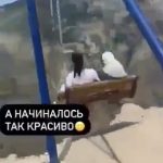 Las niñas usan el columpio en Daguestán, Rusia