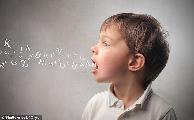 Los niños pequeños aprenden el lenguaje mucho más rápido que los adolescentes o los adultos debido a cómo los padres adaptan la forma en que les hablan, usando oraciones más complejas a medida que mejora la fluidez