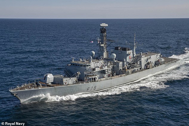 El HMS Kent (en la foto) había acompañado al portaaviones más grande de Gran Bretaña, el HMS Queen Elizabeth, como parte del Carrier Strike Group cuando murió el miembro de la tripulación.