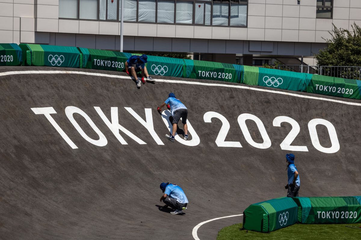 El ciclista de BMX se estrella después de que un funcionario caminara hacia la pista en los Juegos Olímpicos de Tokio