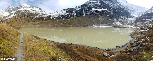 El cambio climático ha alterado drásticamente los Alpes suizos al transformar los glaciares en casi 1200 nuevos lagos desde 1850, y 1000 de ellos todavía existen en la actualidad.  En la foto aparece Steisee, Cantón de Berna.