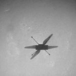 Foto del helicóptero Ingenuity de la NASA tomada durante su décimo vuelo.  La NASA dijo que era el vuelo 'más complejo' hasta el momento