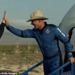 Jeff Bezos (derecha) celebra después de salir de la cápsula reutilizable New Shepard de Blue Origin que regresó del espacio y aterrizó de manera segura el 20 de julio de 2021.